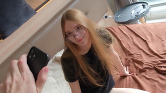  我发现我的继妹正在做色情片 