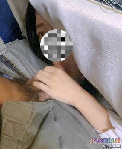  妹妹餐桌下舔食哥哥的肉棒